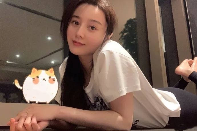 副市长暗访多次询问 女工作人员戴耳机听歌不理睬